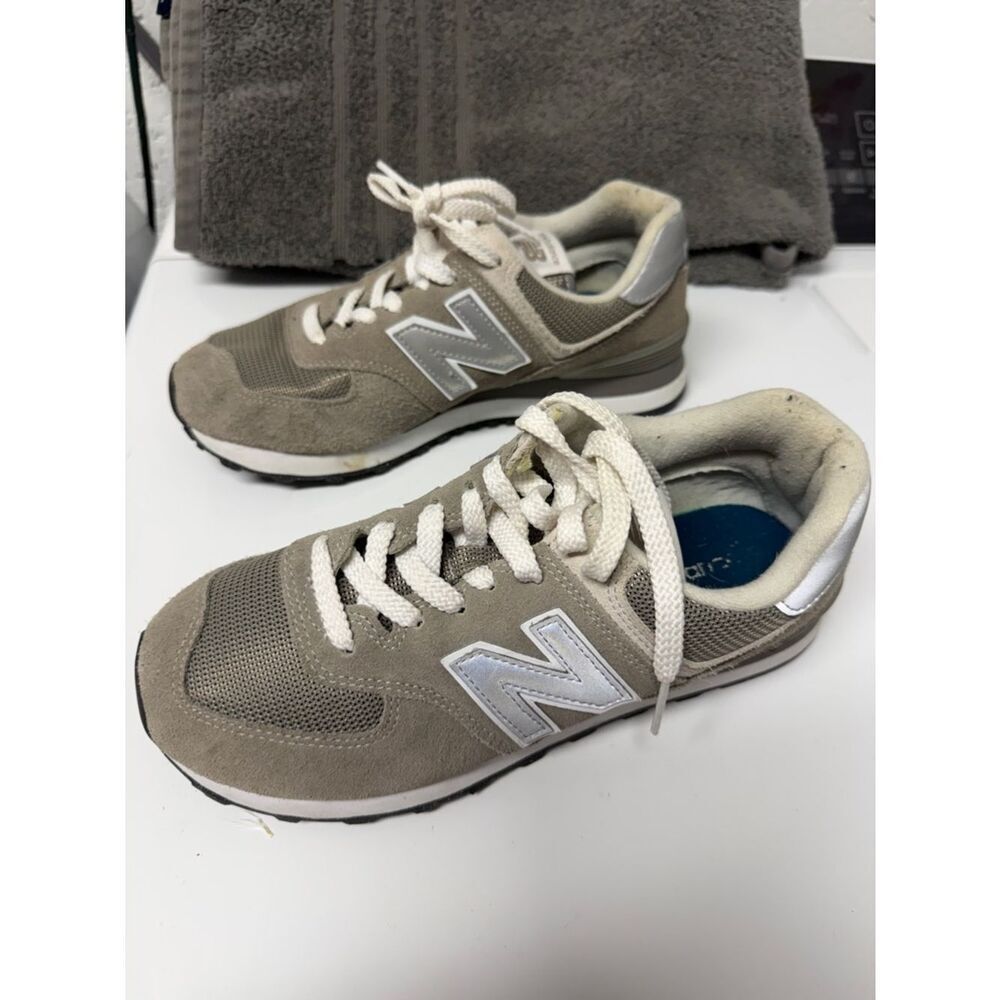 New Balance 574 Taupe and White Retro Runner Sneakers - Size 8 🖤